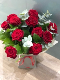 12  Luxury Red Roses with gift box