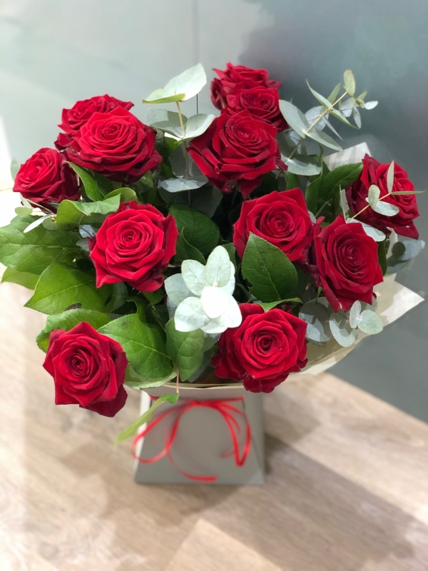 12 Red Roses buy online or call 01689 638414